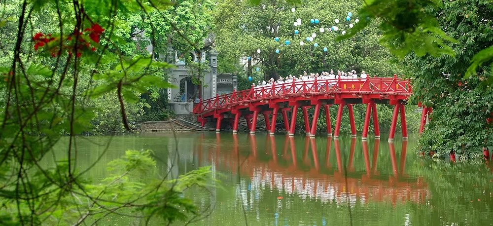 Ngắm Việt Nam đẹp tuyệt vời từ trên cao qua MV "Vươn Cao Việt Nam" - 5 Cầu Thê Húc ánh đỏ đặc trưng