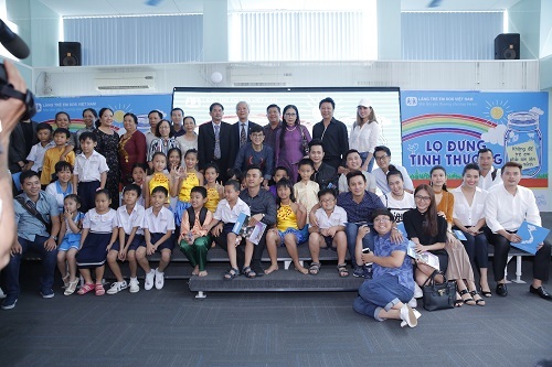 Đừng để trẻ phải lớn lên một mình: Chiếc lọ đong đầy tình thương với trẻ mồ côi - 7 Đừng để trẻ phải lớn lên một mình: Chiếc lọ đong đầy tình thương với trẻ mồ côi - 7