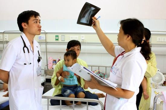 Dạy trẻ biết cách phòng bệnh và bảo vệ mình - 1 Thăm khám cho bệnh nhi tại Bệnh viện Nhi Trung ương. Ảnh: Dương Ngọc - TTXVN