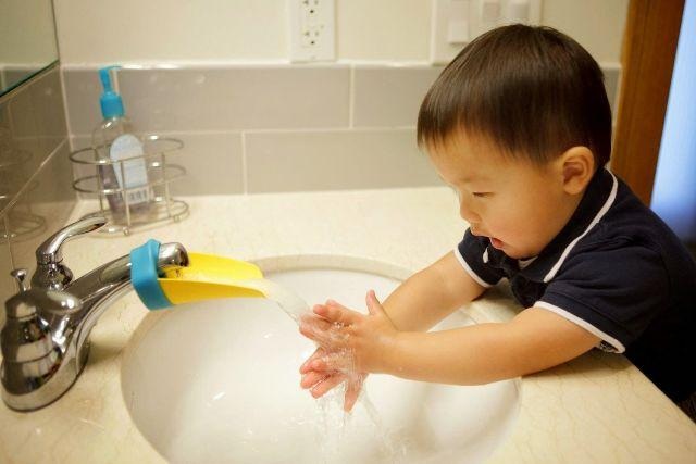Dạy trẻ biết cách phòng bệnh và bảo vệ mình - 3 Rửa với xà phòng và nước sạch thì vi khuẩn, vi trùng gây bệnh sẽ bị tiêu diệt.