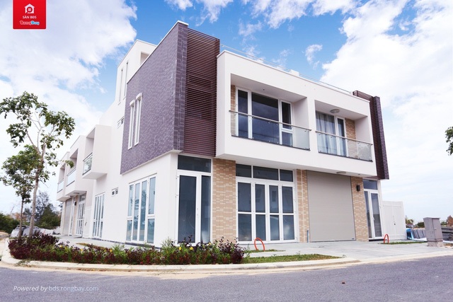 Bí quyết để đầu tư “chắc thắng” vào BĐS Đà Nẵng - 3 Ngoài ra, nhiều tập đoàn đầu tư lớn từ Nhật Bản, Hồng Kông đã và đang xúc tiến hoạt động đầu tư vào FPT City, và cùng với 13 trường đại học lân cận với quy mô 60.000 người sẽ tạo nên một cộng đồng cư dân văn minh, đô thị sầm uất chỉ trong một vài năm tới.