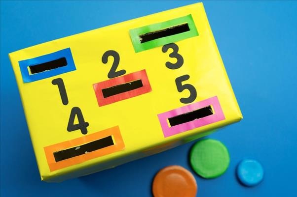 Bé kém thông minh vì... điện thoại thông minh? - 4 Với trang Youtube và Facebook Kiddy Channel, mẹ có thể dễ dàng tự làm hộp đồ chơi màu sắc này cho bé