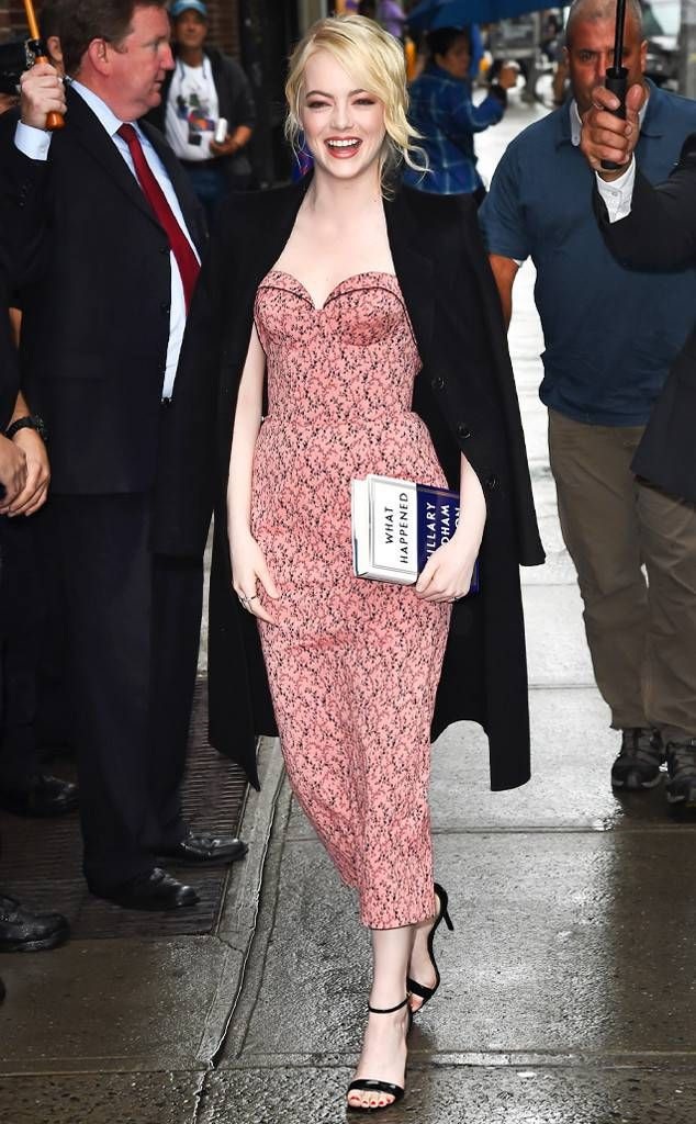 Ai cũng trở thành nhà thiết kế thời trang với bộ sưu tập "Dấu Ấn Nàng Hương" - 3 Emma Stone duyên dáng với đầm hoa nhí cúp ngực xinh xắn phối cùng blazer và sandal cao gót thanh lịch.