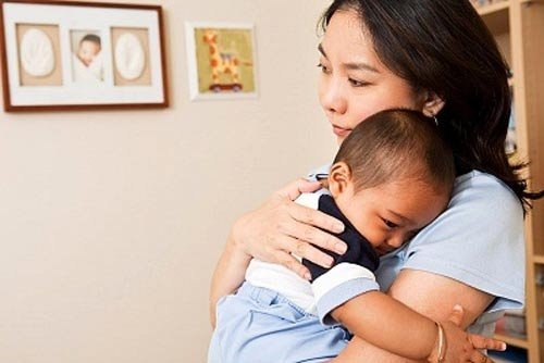 Mách “mẹ chuột túi” bí kíp tự tin “thả” con chơi trên sàn - 3 Không bao giờ cho phép con ngồi chơi trên sàn nhà hay tự do khám phá thế giới – chân dung “mẹ chuột túi”
