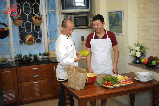 Điểm lại những ấn tượng khó quên của chương trình truyền hình “Vào bếp khó gì” - 2 Đầu bếp Phạm Tuấn Hải hướng dẫn anh Tùng cách lựa chọn nguyên liệu để chế biến món tôm bao bột chiên giòn