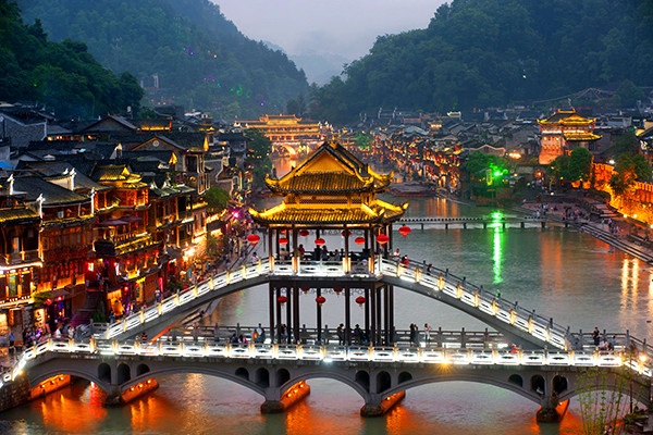 Hội chợ du lịch VITM 2018: Hàng trăm tour giảm giá tại Du lịch Sen Vàng - 4 Hãy để Du lịch Sen Vàng đưa bạn tới một nơi được mệnh danh là bồng lai tiên cảnh chốn dương gian – Phượng Hoàng Cổ Trấn.