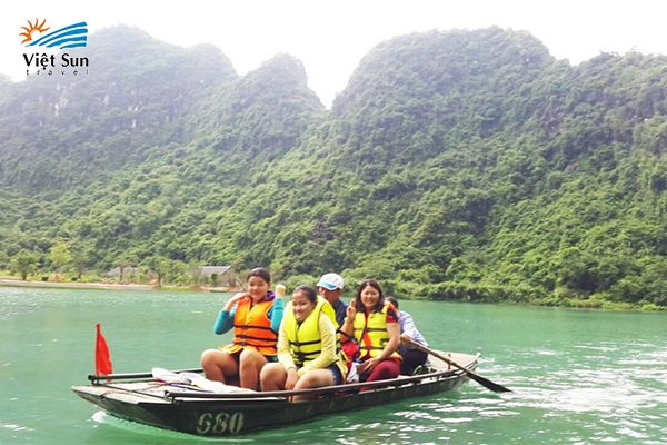 Du thuyền ngắm cảnh trên những dòng sông uốn lượn. Ảnh: Viet Sun Travel