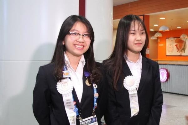 Thủ khoa đầu vào ngành Kinh doanh quốc tế chia sẻ lý do chọn ngành - 2 Lê Tuyết Quỳnh Anh (bên trái) cùng đồng đội Phạm Thị Minh Huệ tại Hội thi Khoa học kỹ thuật quốc tế 2018 (Intel ISEF 2018) tại Mỹ
