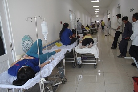 Xóa nỗi lo ngộ độc thực phẩm, doanh nghiệp xây dựng niềm tin với nhân viên - 1 Ngộ độc thực phẩm, công nhân nhiều công ty phải nhập viện điều trị.