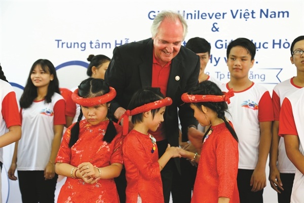 Unilever và những cam kết cải thiện cuộc sống của người dân Việt - 1 Ông Paul Polman, CEO Unilever toàn cầu trong một chương trình xã hội dành cho trẻ em tại Đà Nẵng.