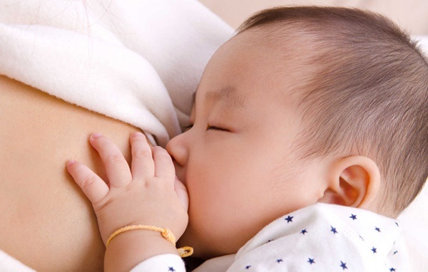 Bước tiến mới trong phương pháp nuôi con thuận tự nhiên - 1 Nuôi con bằng sữa mẹ hoàn toàn là mong muốn của nhiều bà mẹ Việt