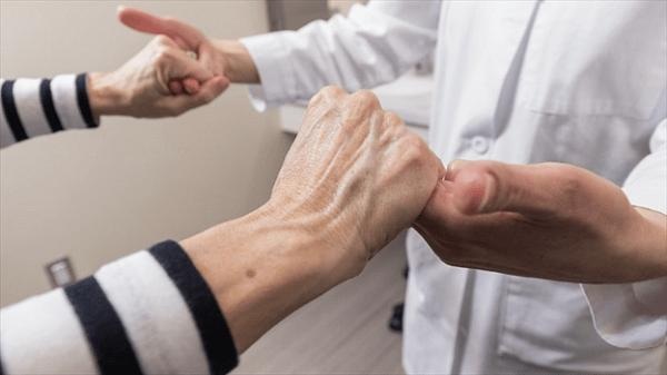Bệnh run tay chân ở người già không đơn giản là do lão hóa - 3 Run do cường giáp, do tác dụng phụ của thuốc có khả năng khỏi hoàn toàn còn do các nguyên nhân khác thì không thể điều trị triệt để.
