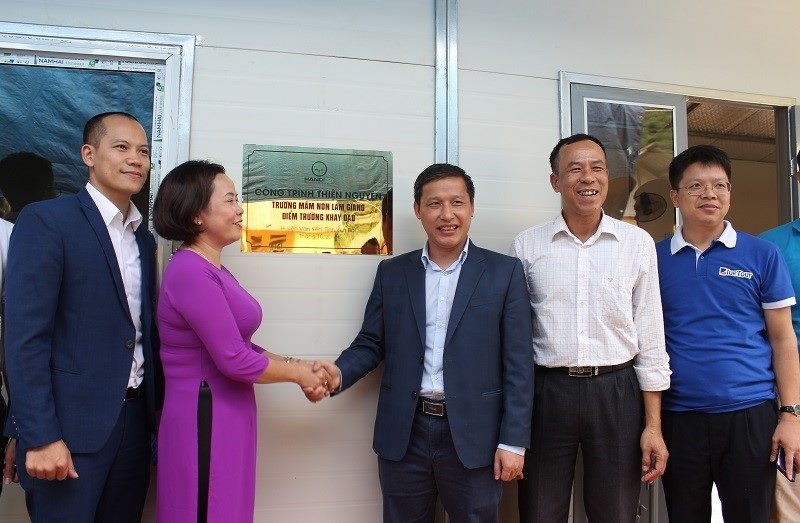 Hội Doanh nghiệp Trẻ Hà Nội trao tặng điểm trường cho học sinh mầm non vùng cao - 1 Hội Doanh nghiệp Trẻ Hà Nội trao tặng công trình thiện nguyện điểm trường Mầm non Lâm Giang - Điểm trường Khay Dao thuộc thôn 15, xã Lâm Giang cho lãnh đạo địa phương