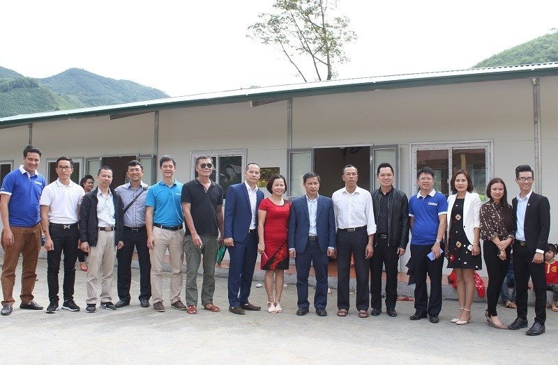 Hội Doanh nghiệp Trẻ Hà Nội trao tặng điểm trường cho học sinh mầm non vùng cao - 2 Các thành viên HANOIBA chụp ảnh lưu niệm cùng thầy cô giáo trường Mầm non Lâm Giang trước điểm trường Khay Dao
