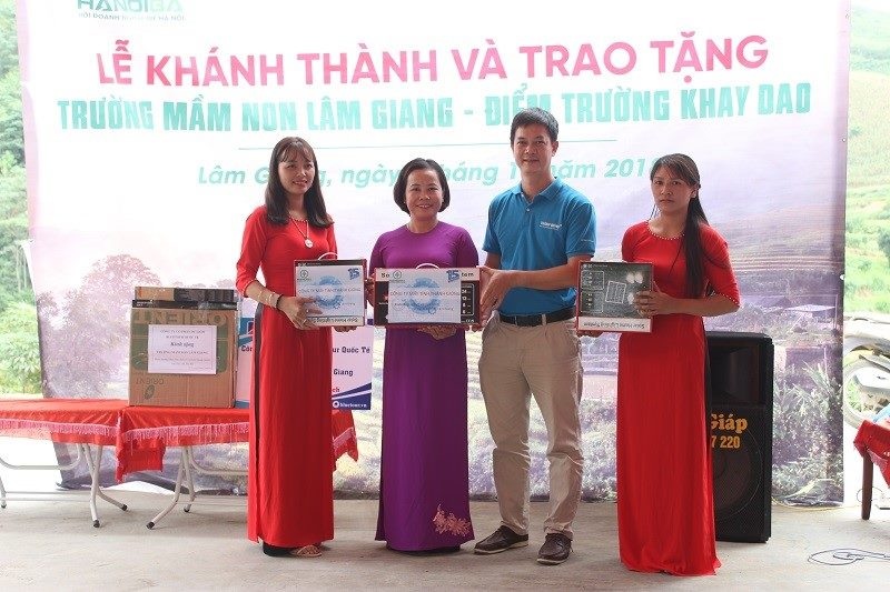 Hội Doanh nghiệp Trẻ Hà Nội trao tặng điểm trường cho học sinh mầm non vùng cao - 3 Các thành viên HANOIBA tặng quà cho điểm trường