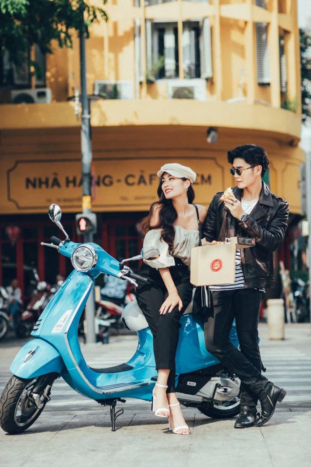 Cặp đôi hot hit nhất nhì MXH khiến cộng đồng mạng mê mẩn với phong cách “chất như nước cất” - 4 Không chỉ phối những set đồ, item sang - chất mang tinh thần “thanh xuân rực rỡ”, cặp đôi còn mix với những mẫu xe “con ong” thanh lịch và đậm chất Ý khi thả dáng trên phố phường.