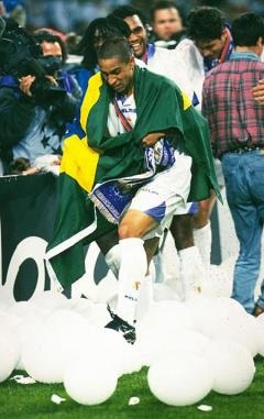 Chạm mặt Roberto Carlos - Chàng lực sĩ hào hoa trên sân cỏ - 1 Carlos trong màu áo của Real Madrid, với chiến thắng lịch sử đoạt cúp Champion League năm 1998