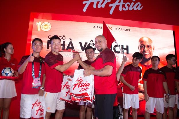 Chạm mặt Roberto Carlos - Chàng lực sĩ hào hoa trên sân cỏ - 3 Carlos gặp gỡ fan hâm mộ Việt Nam