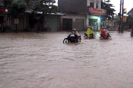 Con đường "đẹp nhất cả nước" biến thành... sông - 1