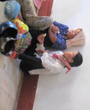 Người “há miệng thở”, sông hồ khô cạn vì nắng nóng - 2 Người “há miệng thở”, sông hồ khô cạn vì nắng nóng - 2