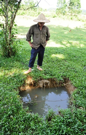 Xuất hiện thêm một “hố lạ”, khẩn cấp di dời nhà dân - 1