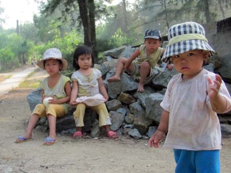 Khắc khoải những gương mặt trẻ thơ vùng mỏ sắt Thạch Khê - 4 Khắc khoải những gương mặt trẻ thơ vùng mỏ sắt Thạch Khê - 4