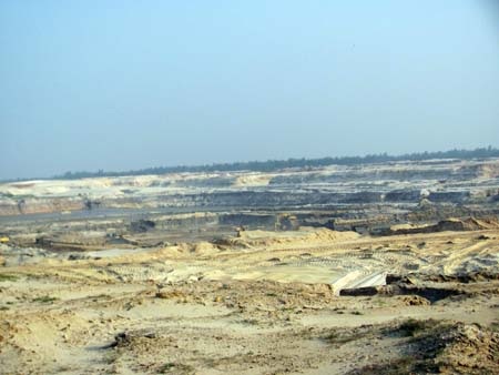 Khắc khoải những gương mặt trẻ thơ vùng mỏ sắt Thạch Khê - 1 Khắc khoải những gương mặt trẻ thơ vùng mỏ sắt Thạch Khê - 1