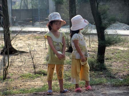 Khắc khoải những gương mặt trẻ thơ vùng mỏ sắt Thạch Khê - 5 Khắc khoải những gương mặt trẻ thơ vùng mỏ sắt Thạch Khê - 5