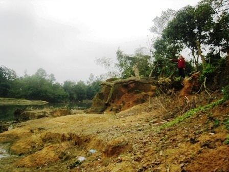 Sạt lở bờ sông đe dọa hàng ngàn hộ dân - 4