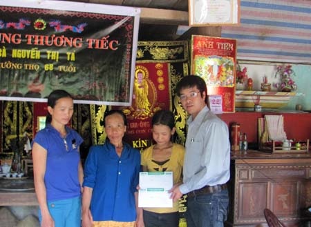 Hà Tĩnh: Hai anh em mồ côi nhận tiếp quà Nhân ái - 1 Hà Tĩnh: Hai anh em mồ côi nhận tiếp quà Nhân ái - 1