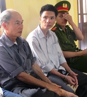 Lái xe trong vụ xe khách bị lũ cuốn trôi lĩnh án 7 năm tù - 4 Lái xe trong vụ xe khách bị lũ cuốn trôi lĩnh án 7 năm tù - 4