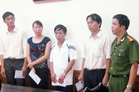 Khen thưởng 4 cá nhân hợp sức bắt tên trộm nguy hiểm - 1 Khen thưởng 4 cá nhân hợp sức bắt tên trộm nguy hiểm - 1