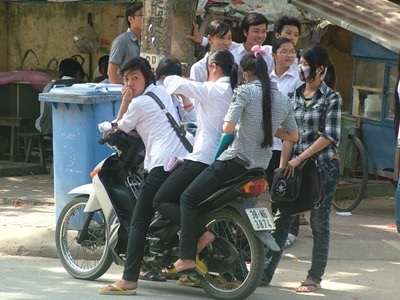 Nhiều thí sinh “vác đầu trần” phi xe máy đến trường thi - 1 Nhiều thí sinh “vác đầu trần” phi xe máy đến trường thi - 1