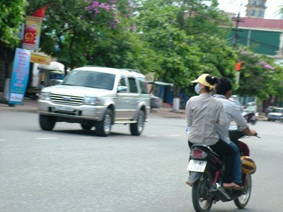 Nhiều thí sinh “vác đầu trần” phi xe máy đến trường thi - 6 Nhiều thí sinh “vác đầu trần” phi xe máy đến trường thi - 6