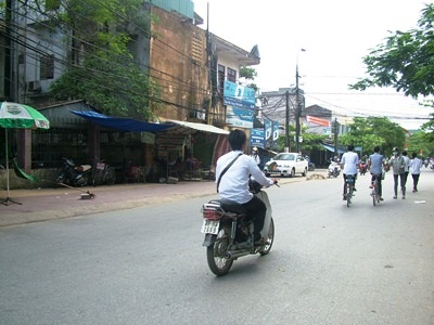 Nhiều thí sinh “vác đầu trần” phi xe máy đến trường thi - 4 Nhiều thí sinh “vác đầu trần” phi xe máy đến trường thi - 4