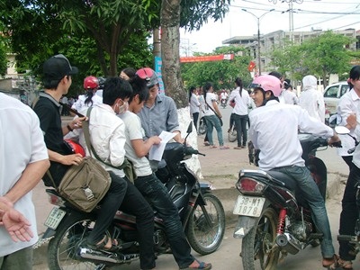 Nhiều thí sinh “vác đầu trần” phi xe máy đến trường thi - 3 Nhiều thí sinh “vác đầu trần” phi xe máy đến trường thi - 3