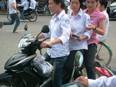 Nhiều thí sinh “vác đầu trần” phi xe máy đến trường thi - 2 Nhiều thí sinh “vác đầu trần” phi xe máy đến trường thi - 2