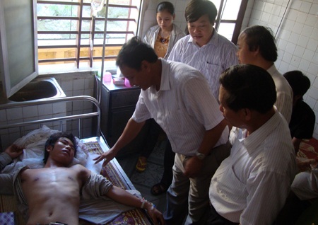 Khẩn cấp cứu chữa các nạn nhân vụ tai nạn thảm khốc - 1