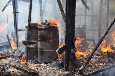 “Bà hỏa” thiêu rụi một nhà dân - 3