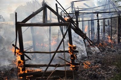 “Bà hỏa” thiêu rụi một nhà dân - 4