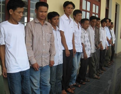 Bắt giữ ổ nhóm đánh bạc, thu giữ hàng chục triệu đồng - 1