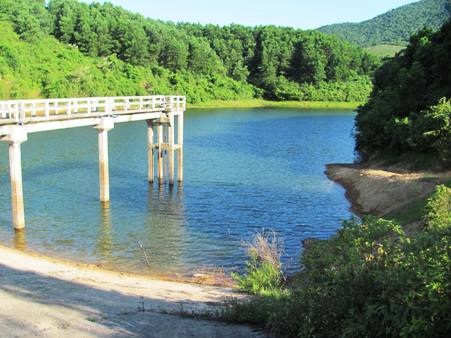 “Rốn lũ” khốn đốn vì hồ đập... cạn nước - 1