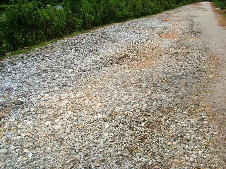Xe chở vật liệu xây đập thủy lợi “băm nát” một con đường - 1 Xe chở vật liệu xây đập thủy lợi “băm nát” một con đường - 1