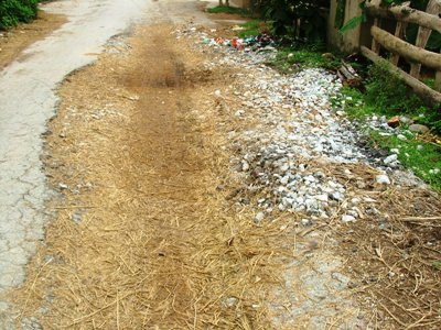 Xe chở vật liệu xây đập thủy lợi “băm nát” một con đường - 3 Xe chở vật liệu xây đập thủy lợi “băm nát” một con đường - 3
