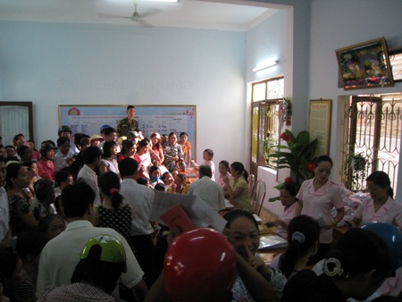 Chen lấn, xô đẩy đăng ký nhập học mầm non cho con - 4 Chen lấn, xô đẩy đăng ký nhập học mầm non cho con - 4