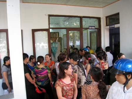 Chen lấn, xô đẩy đăng ký nhập học mầm non cho con - 2 Chen lấn, xô đẩy đăng ký nhập học mầm non cho con - 2