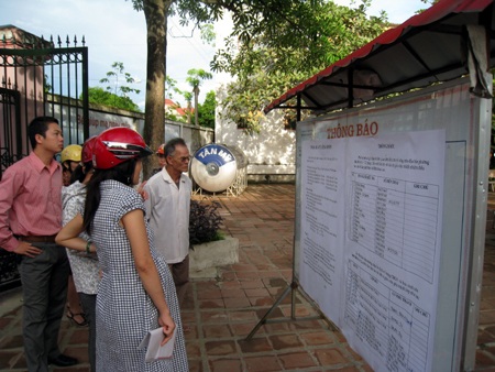 Chen lấn, xô đẩy đăng ký nhập học mầm non cho con - 1 Chen lấn, xô đẩy đăng ký nhập học mầm non cho con - 1