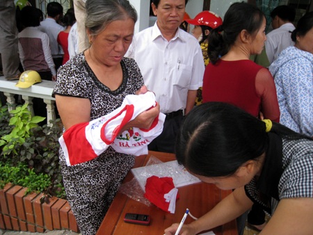 Chen lấn, xô đẩy đăng ký nhập học mầm non cho con - 8 Chen lấn, xô đẩy đăng ký nhập học mầm non cho con - 8