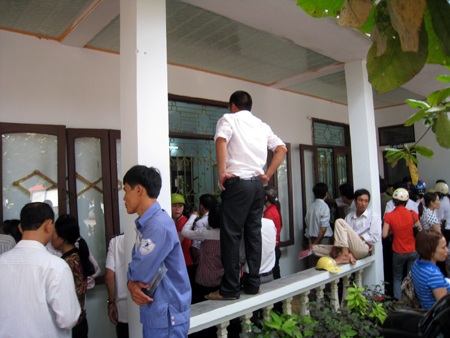 Chen lấn, xô đẩy đăng ký nhập học mầm non cho con - 11 Chen lấn, xô đẩy đăng ký nhập học mầm non cho con - 11