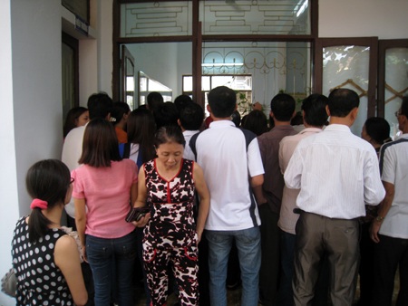 Chen lấn, xô đẩy đăng ký nhập học mầm non cho con - 6 Chen lấn, xô đẩy đăng ký nhập học mầm non cho con - 6